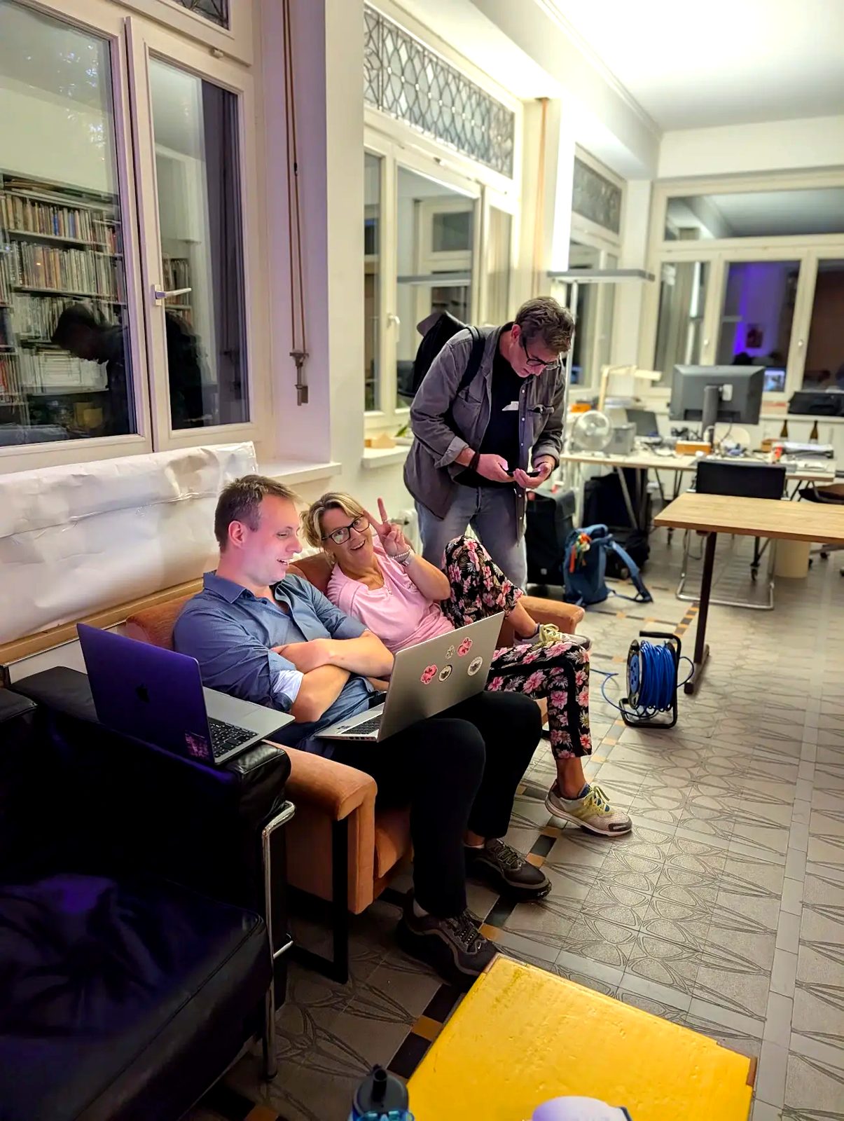 Abendstimmung im Wintergarten mit Laptops und Lachen