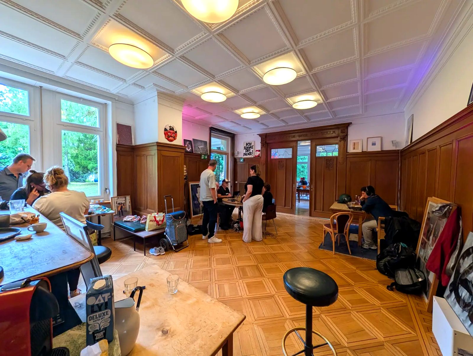 Der grosse Raum der Villa Mare mit Menschen am Viben