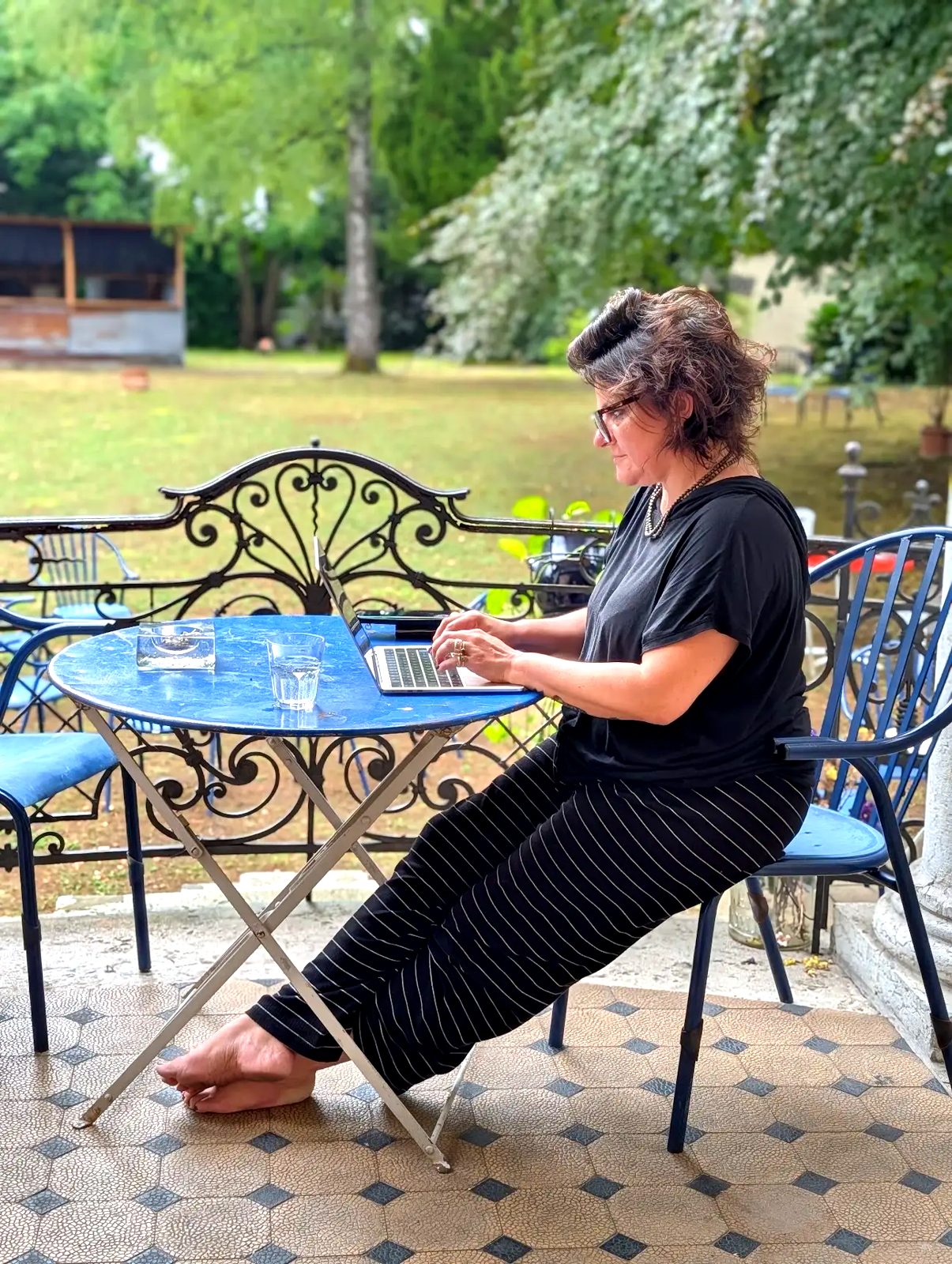 Teilnehmerin arbeitet draussen im Park an ihrem Laptop