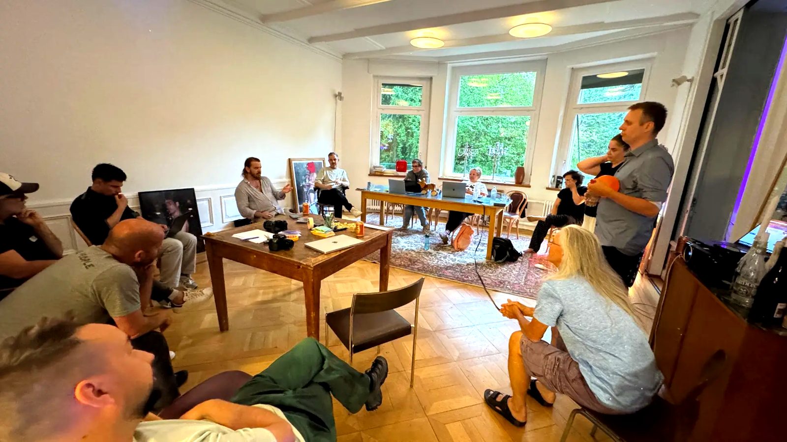 Gruppe im Salon der Villa Mare beim gemeinsamen Austausch
