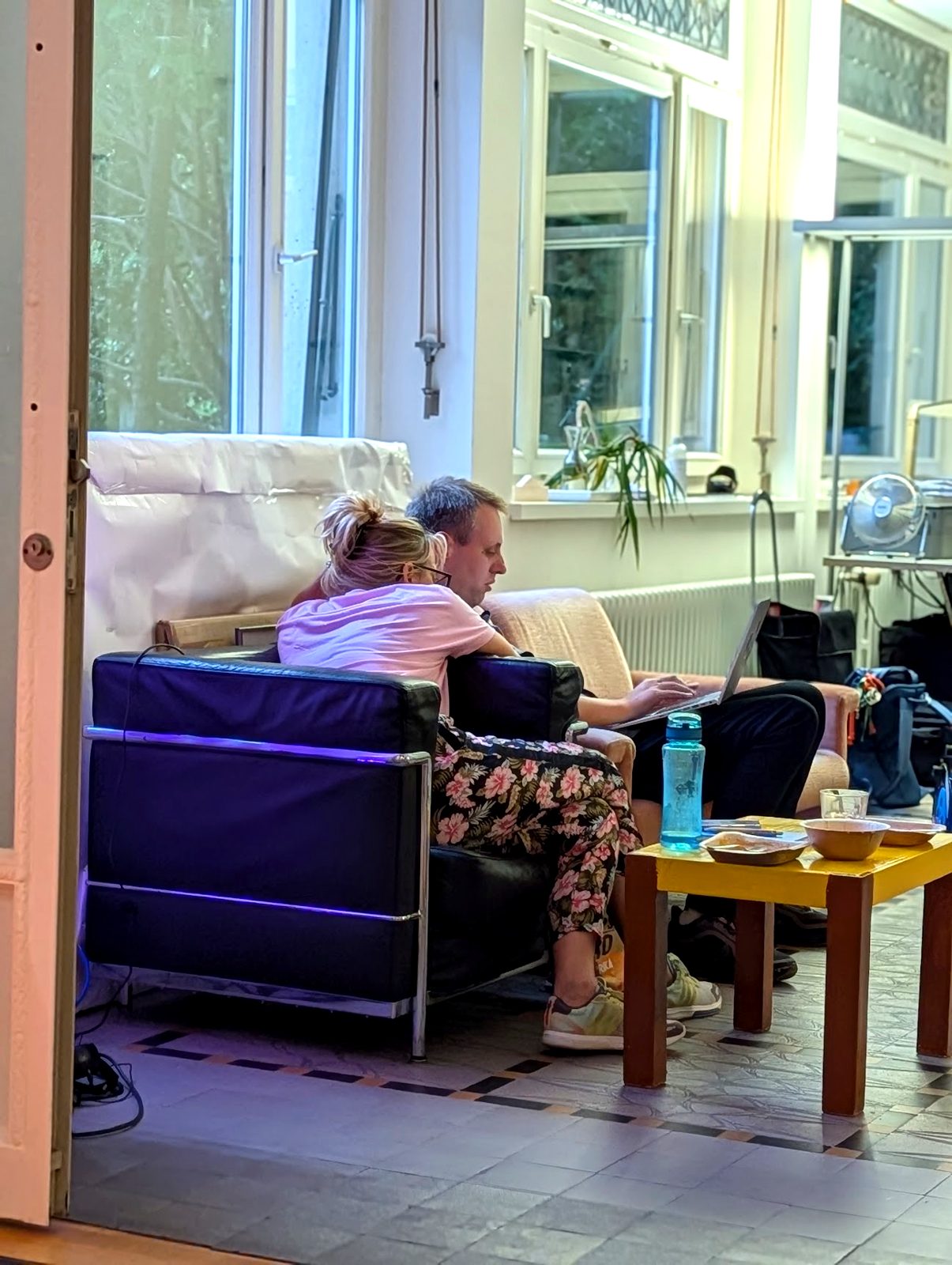 Zwei Menschen im Sessel, gemeinsam am Laptop